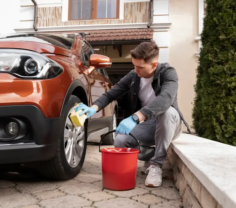 Lavage auto à domicile Le Cannet-des-Maures : professionnel intervenant sur un véhicule